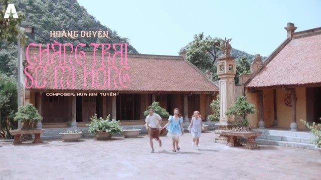 Chàng trai sơ mi hồng